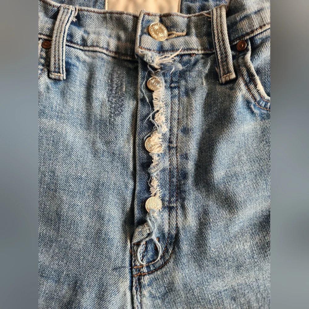 MOTHER Fly Tomcat Roller Jeans In Crashing Wash 28 - Picture 6 of 12